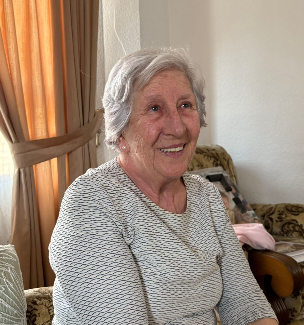 Mari en sus campos de naranjos